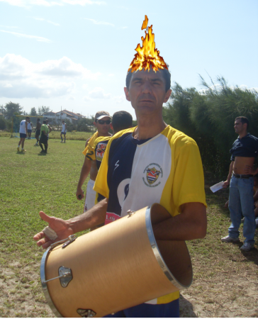 Fósforo colocando fogo no evento
